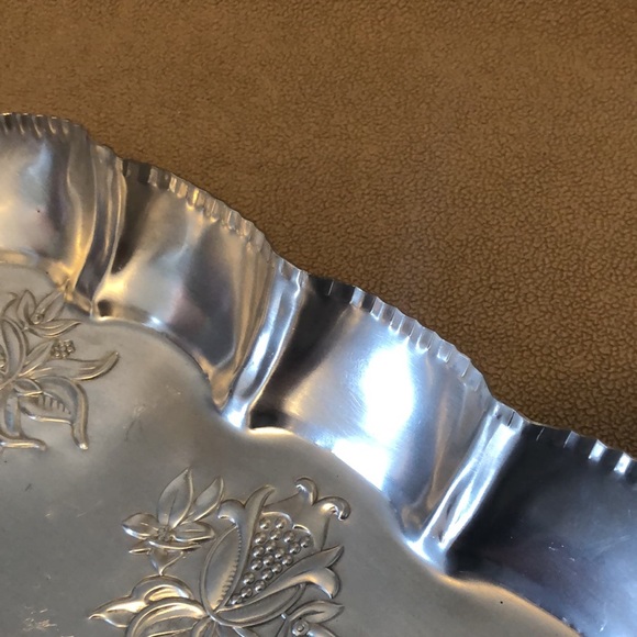 Vintage aluminum serving tray with handles. - Picture 3 of 6